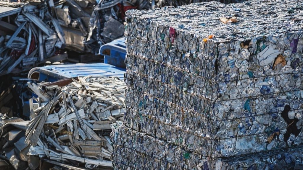 Procesarea deșeurilor pentru obținerea de materiale reciclate